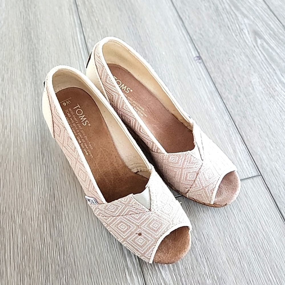 TOMS Cream/Tan, Canvas Triangle Woven Pattern Open Toe Wedge Cork Heel Size 6